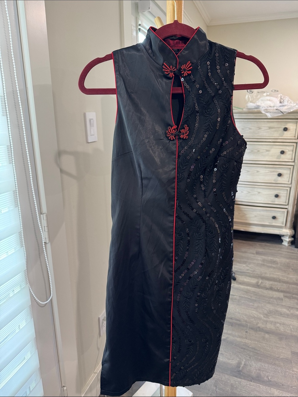 Black & Red Sleeveless Mandarin Dress